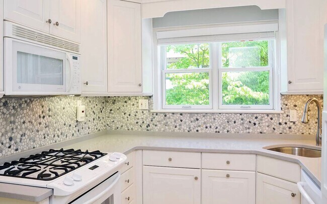 Building Photo - Sassy on Sangamore - 3 BED + 2 FB Av. Earl...