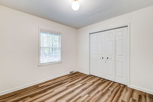 Building Photo - Private Home on Spacious Lot in Browns Sum...