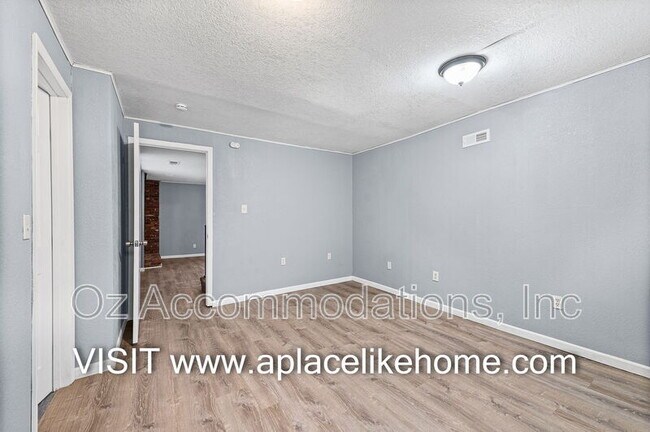 Building Photo - 608 E 78th St