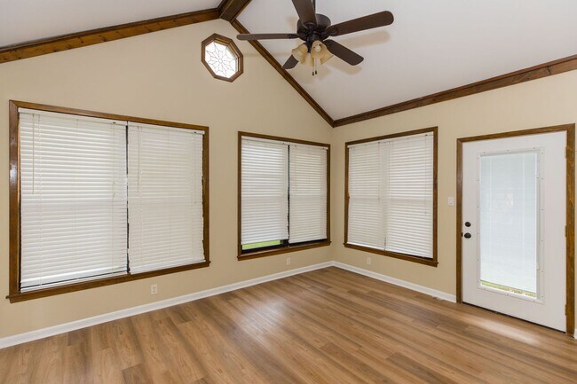 Building Photo - 4 Bed 2.5 bath