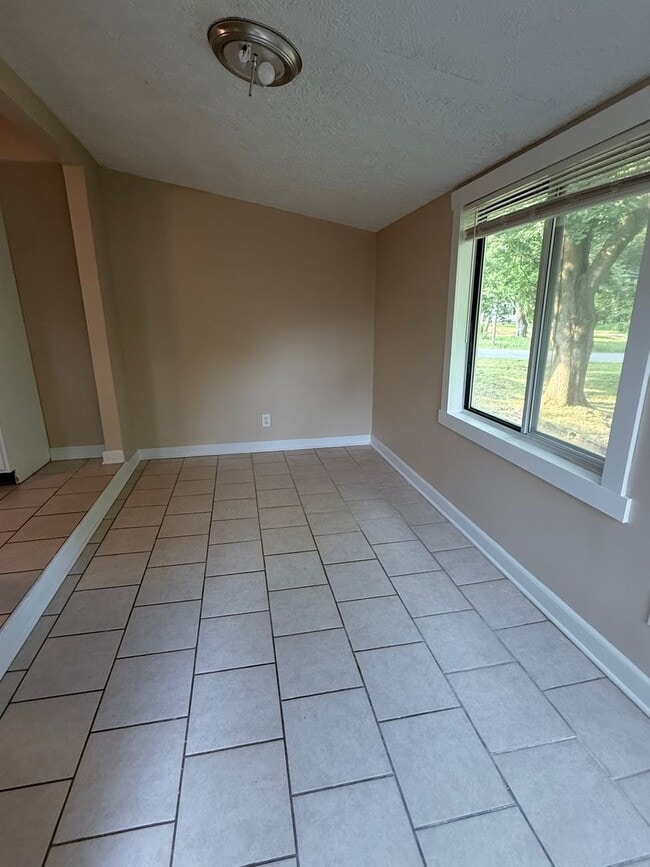Building Photo - Nice tucked away home