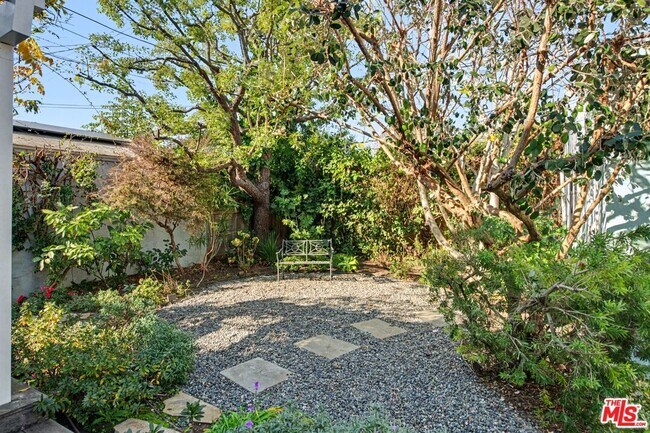 Building Photo - 10543 Almayo Ave