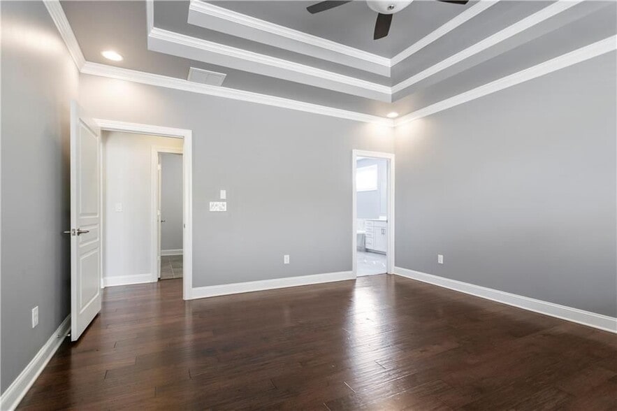 Building Photo - 330 La Perla Dr