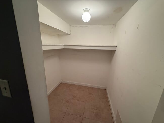 Building Photo - 6954 N Greenview Ave