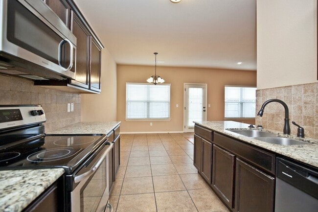 Building Photo - ***901 Oakwood Lane***