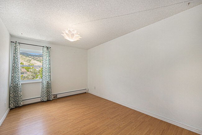 Building Photo - 1350 Golden Cir