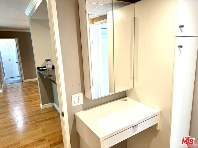 Building Photo - 950 Kings Rd