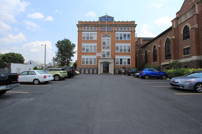 Building Photo - 607 N Main St