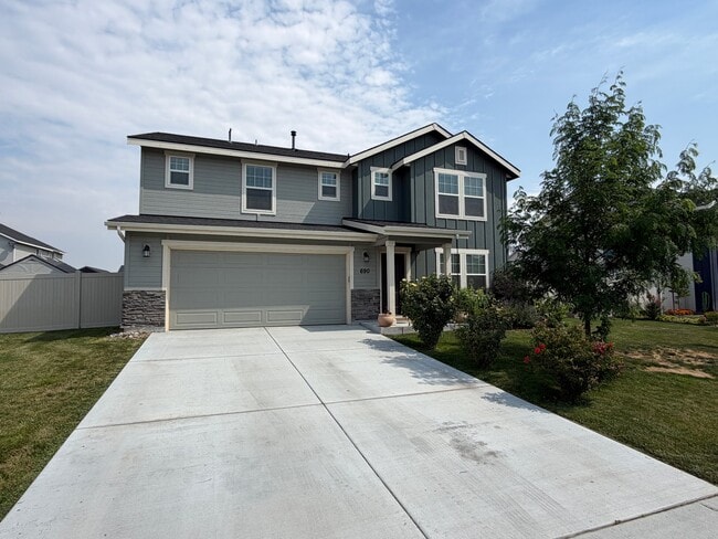 Building Photo - 690 SW Raelynn St
