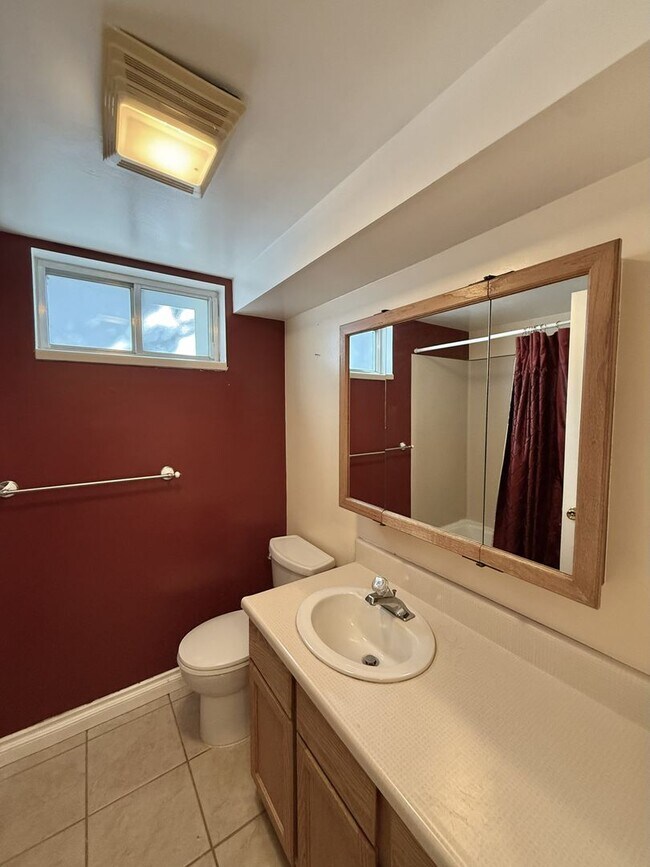 Building Photo - Charming 4-Bedroom Home in the Heart of Ce...