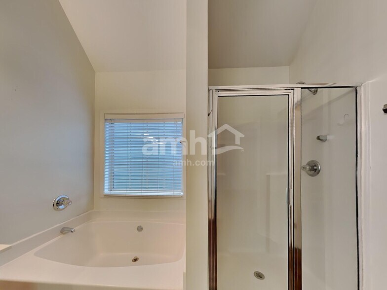 Building Photo - 308 Downing Creek Trl