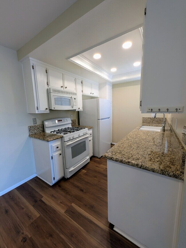 Building Photo - MOVE-IN READY – 1 BEDROOM CONDO IN GATED TUSTIN COMMUNITY (UNIT 70)