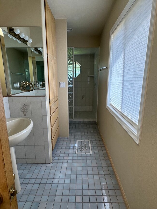 Building Photo - Scenic North Auburn Living – 1 bedroom 2-S...