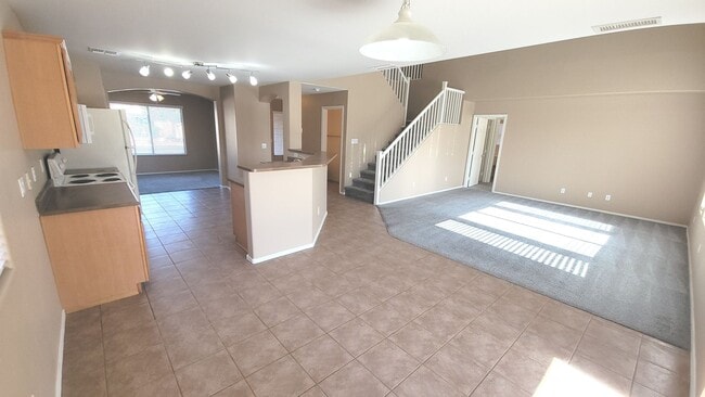 Building Photo - 5 Bedroom Home