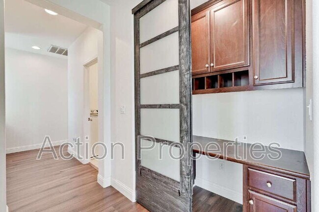 Building Photo - 675 W Esplanade Dr