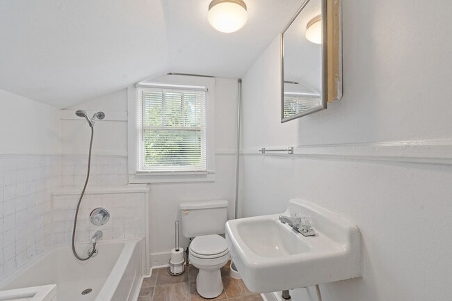 Building Photo - Adorable East Nashville Cottage w/ HUGE Fully-Fenced backyard!
