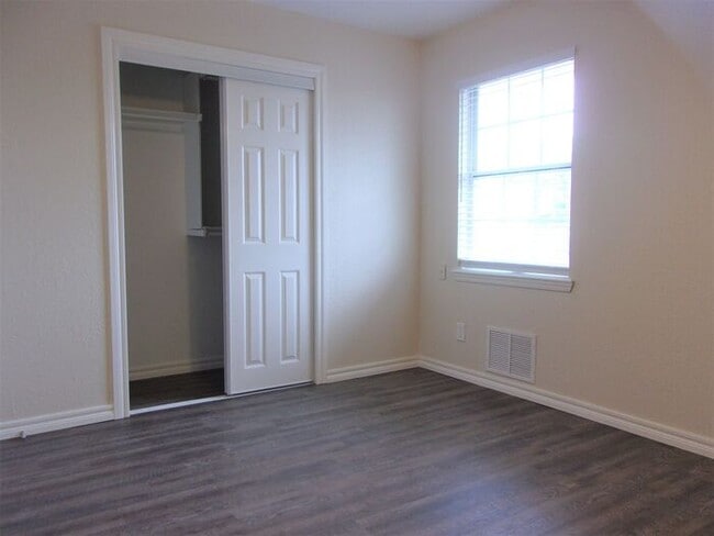 Building Photo - 2 BED 1.5 BATH TWO STORY TOWNHOUSE- WARR A...