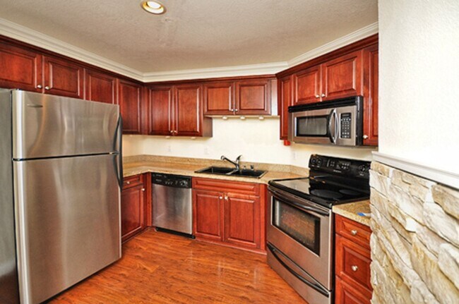 Building Photo - Immaculate Upper End 1 Bed 1 Bath Condo in...