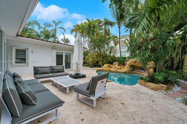 Building Photo - 200 N Hibiscus Dr