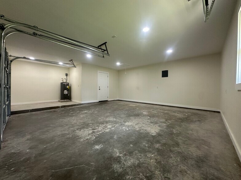 Building Photo - 805 Mead Rd