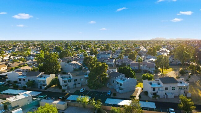 Building Photo - Beautifully maintained 3-bedroom, 2.5-bath Condo in the heart of Phoenix!