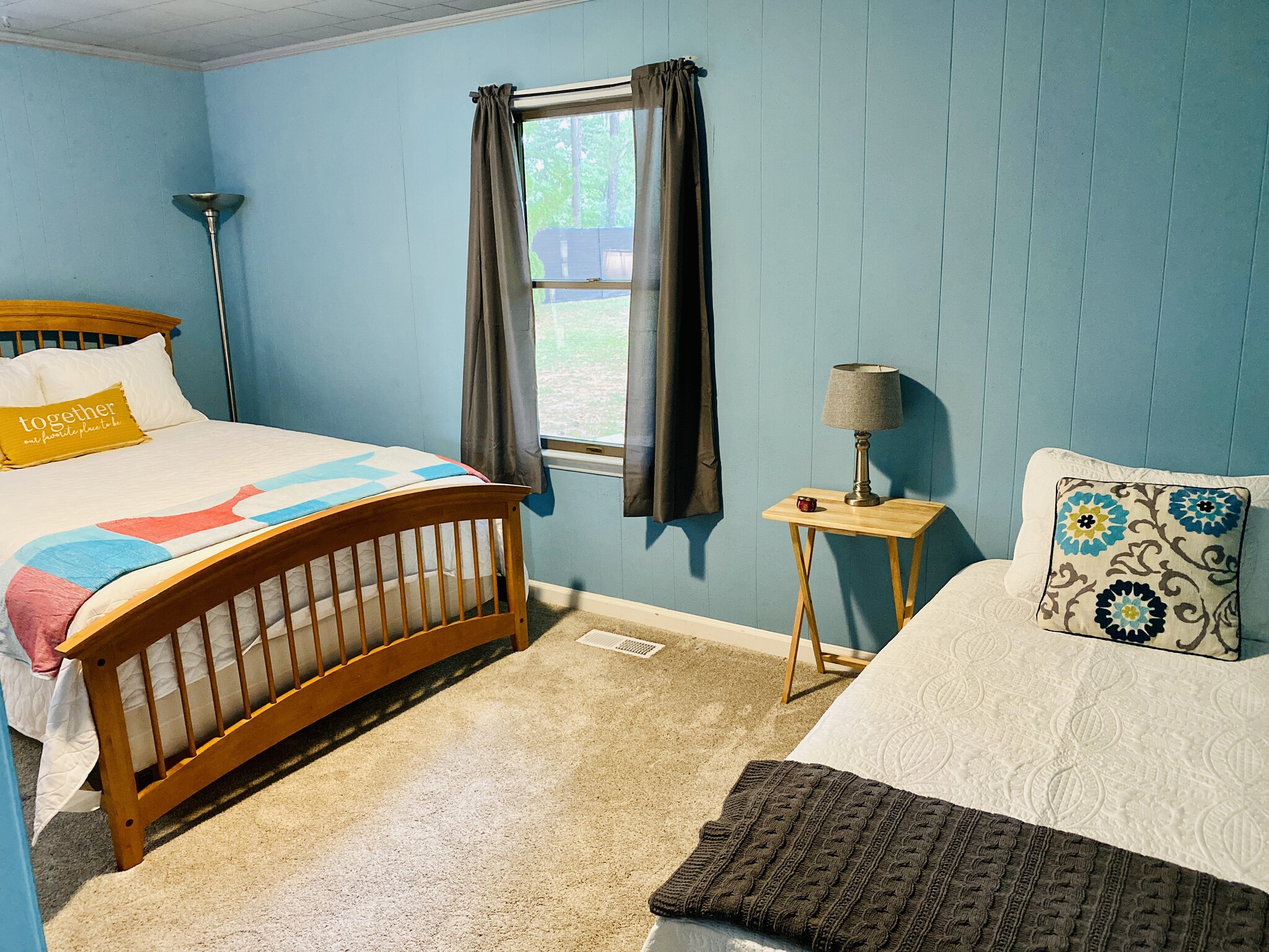 2nd bedroom - queen bed and single bed - 8531 Pine Lake Rd