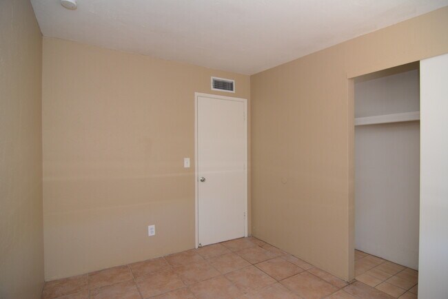 Building Photo - Charming 4 Bedroom 2 Bath Home! Great East...