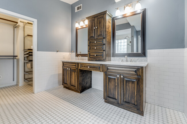 dual vanities in primary bath - 4035 Oak Ridge St