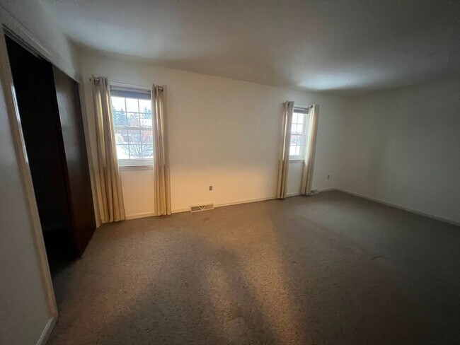 Building Photo - Now Available Spacious 3 Bedroom, 1.5 Bath Home