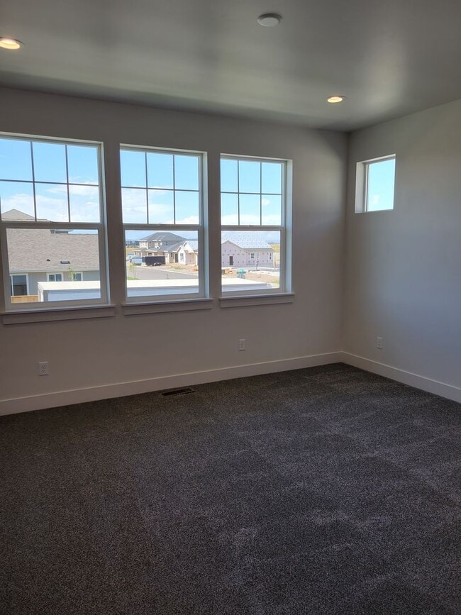 Building Photo - 3 Bed 2.5 Bath with double attached garage in Belgrade