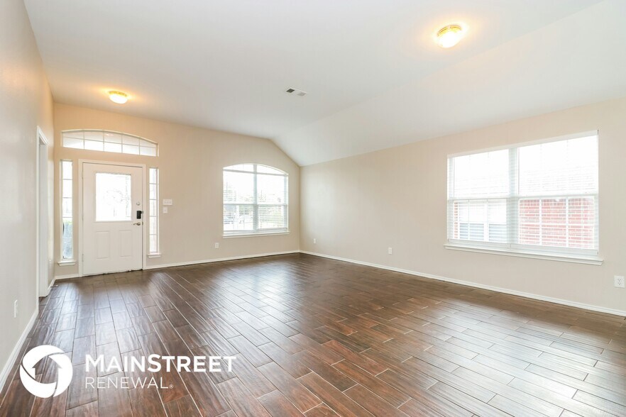 Building Photo - 2803 Logan Dr