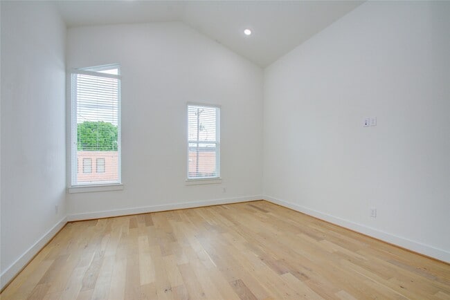 Building Photo - 3206 Live Oak St