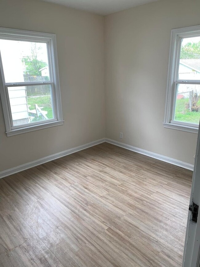 Building Photo - 1116 E Gum St