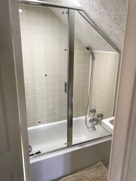 2nd full bath - 4333 Eileen Dr