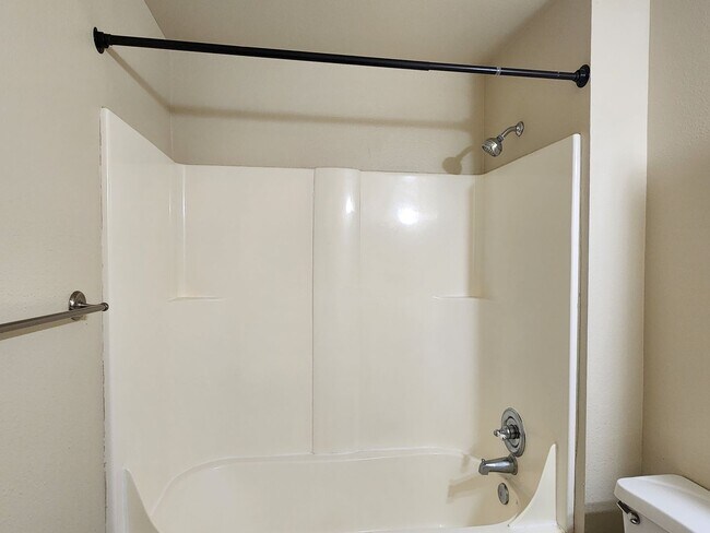 Building Photo - $1,000.00  OFF  1ST  FULL  MONTH'S  RENT   Pet-friendly Townhouse Near Parks and Downtown Newberg