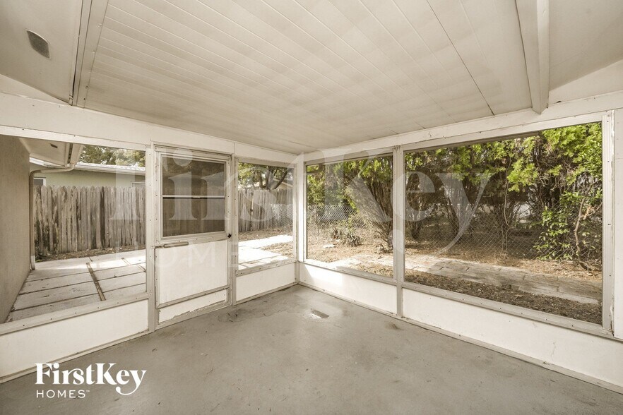 Building Photo - 8215 Winthrop Dr