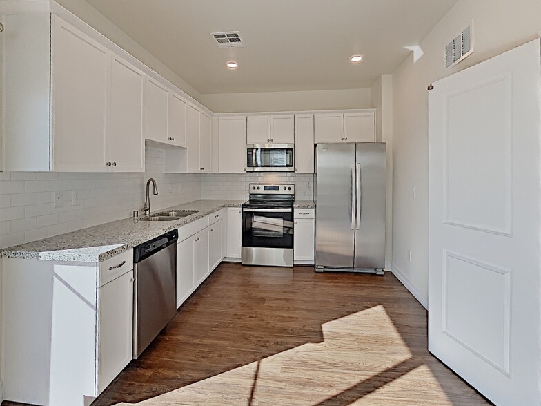 Building Photo - 4855 85th Dr NE