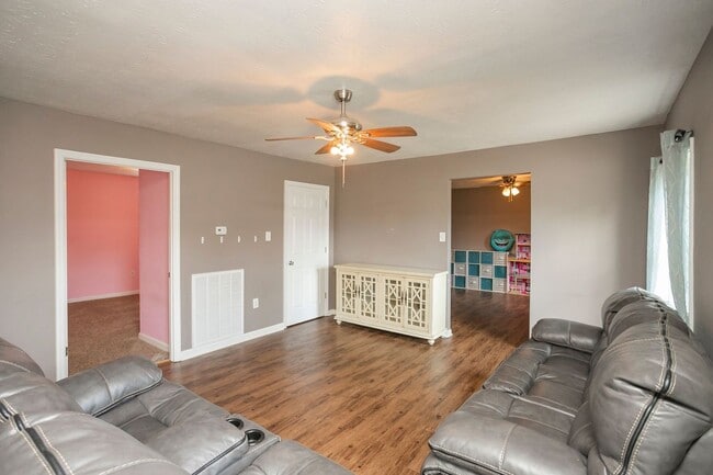 Building Photo - 3 Bed home in Carthage with large basement!