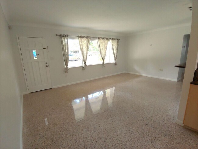 Building Photo - Stunning Pool Home in Sapphire Shores – West of the Trail Near the Ringling Museum