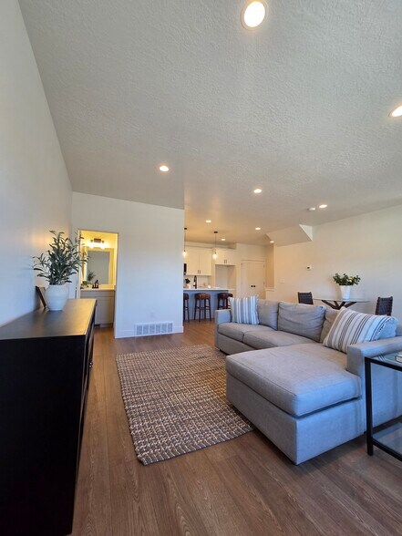 Building Photo - 7613 S 300 E
