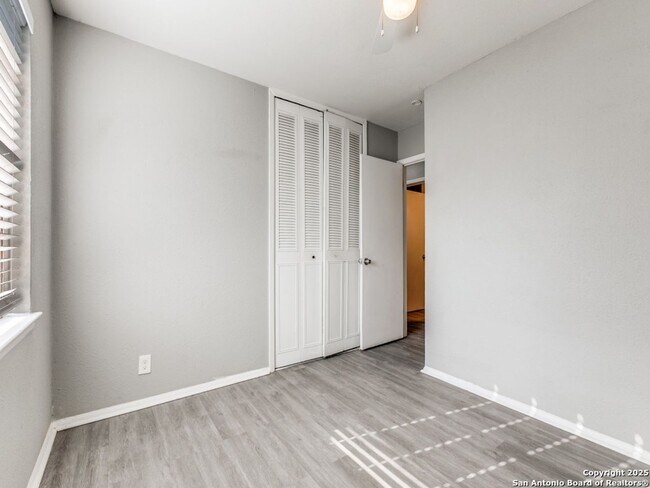 Building Photo - Charming Home Awaits: Spacious & Modern Living in a Prime Location