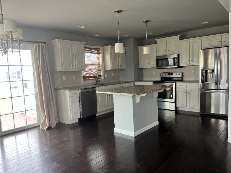 Building Photo - 102 Landover Ct