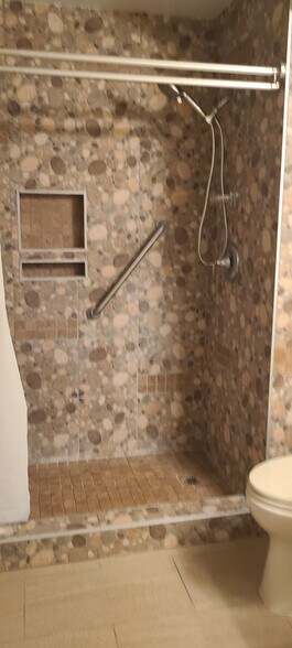 Building Photo - 761 Diamond Dr