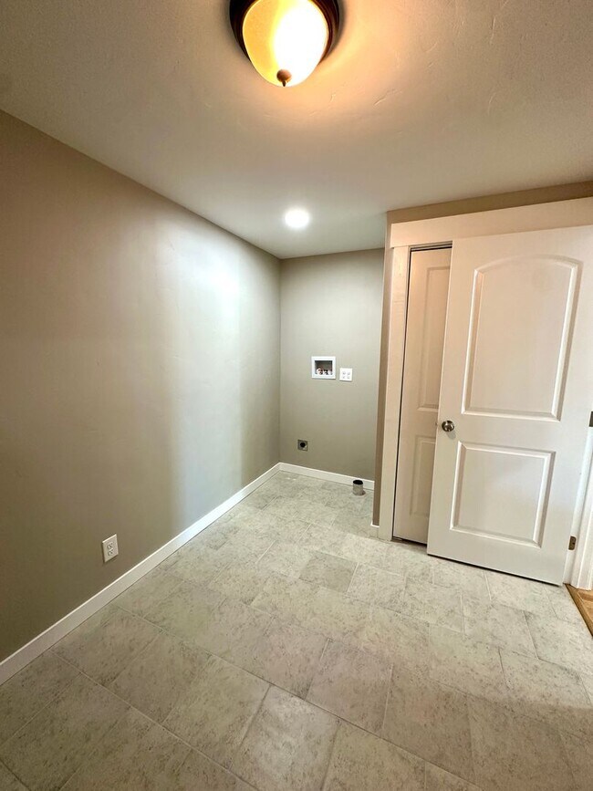 Building Photo - Beautiful 3 bedroom 3 bath Two Story House