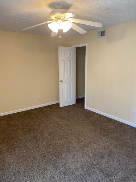 Building Photo - 400 Cambridge Cir