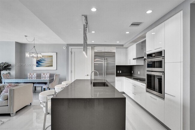Building Photo - 100 E Las Olas Blvd