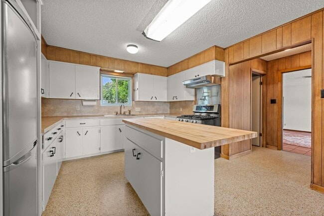 Building Photo - 6501 Mesa Dr