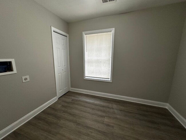 Building Photo - 3 Bed 1 Bath in Atlanta!---Special offer: ...