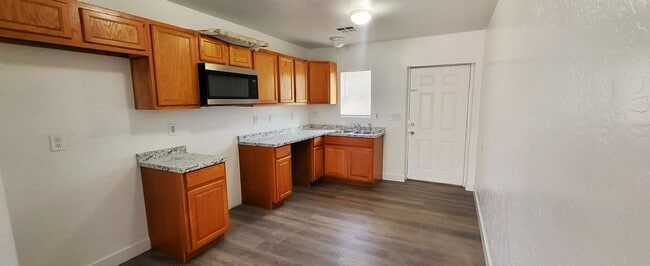 Building Photo - 2602 E Southgate Ave