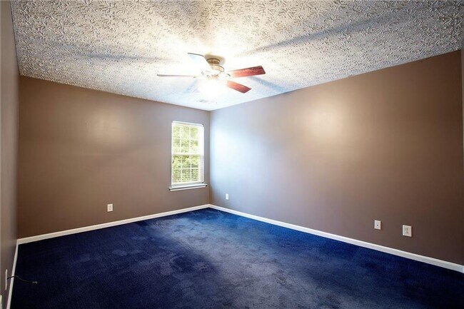Building Photo - 312 Pieris Dr